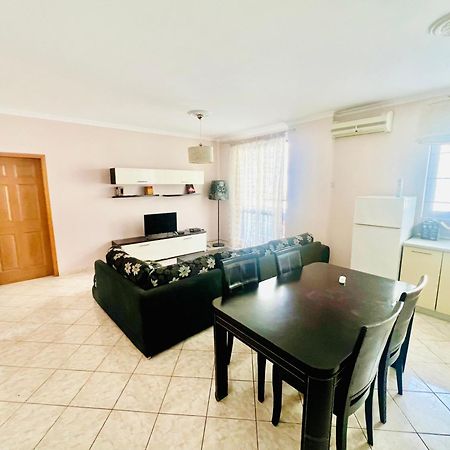 Lovely 3-Bedroom Rental Unit In Durres Bagian luar foto