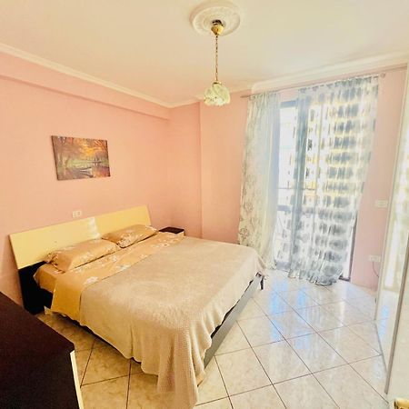 Lovely 3-Bedroom Rental Unit In Durres Bagian luar foto